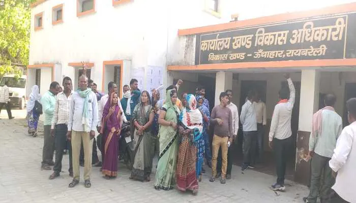 रायबरेली: एडीओ पर सफाई कर्मचारियों ने लगाया गंभीर आरोप, किया प्रदर्शन