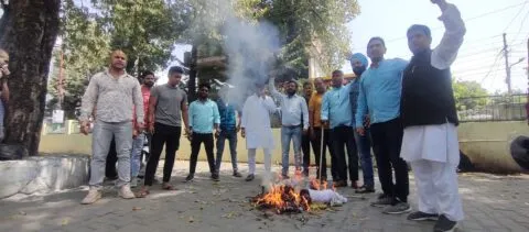 हल्द्वानी: मेयर पर लगाया हार की खीझ उतारने का आरोप, युवा कांग्रेस ने फूंका पुतला