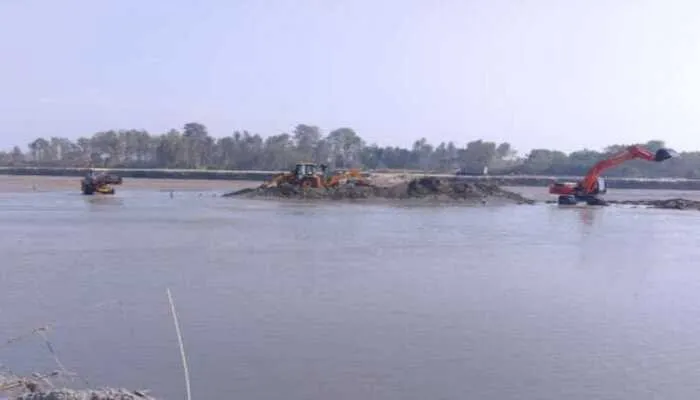 अमेठी: खनन माफिया खनन कर डम्परों में भरवाकर बेच रहे है, तालाब की मिट्टी