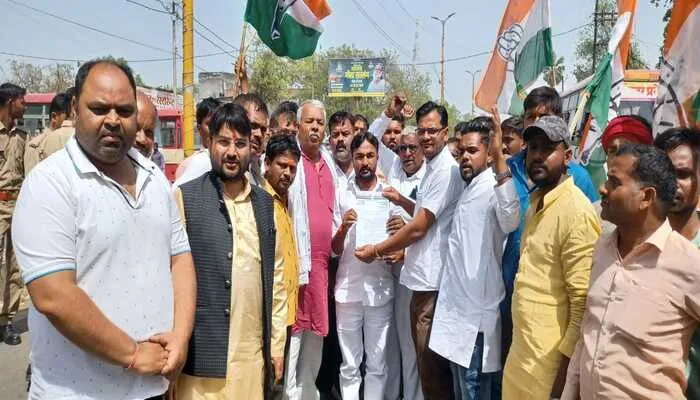 मूक-बधिर प्रशासन किसी के दबाव में काम कर रहा है: अखिलेश यादव