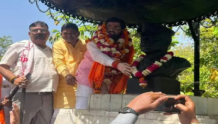 बाराबंकी: ढोल नगाड़े पर थिरकी महिला कार्यकर्ता, सरदार वल्लभ भाई पटेल की मूर्ति पर किया माल्यार्पण