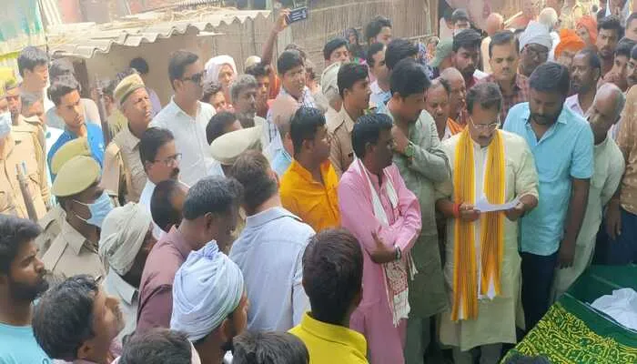 कुशीनगर: एसडीएम और विधायक के आश्वासन पर माने परिजन, किया अंतिम संस्कार