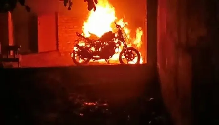 आजमगढ़: बाइक जलकर बनी आग का गोला, बाल-बाल बचा युवक
