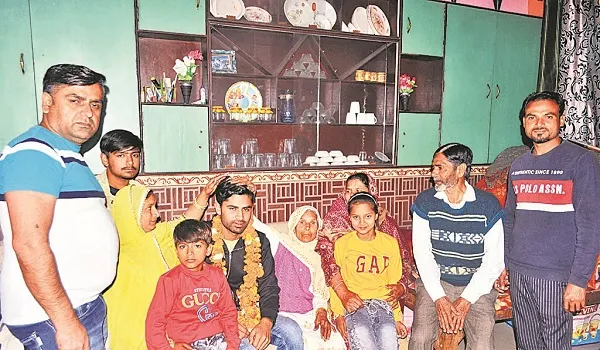 मुरादाबाद : औरंगजेब बोले- हालात सुधरने का इंतजार, वापस जाएंगे यूक्रेन