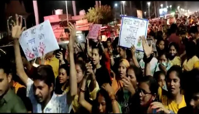 अयोध्या: दुष्कर्म पीड़िता को न्याय दिलाने की उठ रही मांग, इंसाफ की गुहार लगा रही जनता