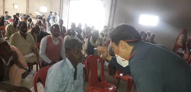 पीलीभीत: शिविर में मरीजों की आंखों का किया परीक्षण
