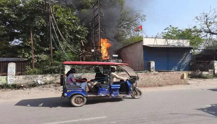 अयोध्या: मकबरा चौराहे पर ट्रांसफार्मर में लगी आग, मचा हड़कंप