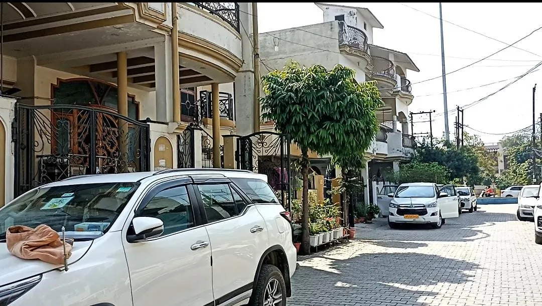 शाहजहांपुर: सपा नेता की नमकीन फैक्ट्री व घर पर आयकर विभाग का छापा