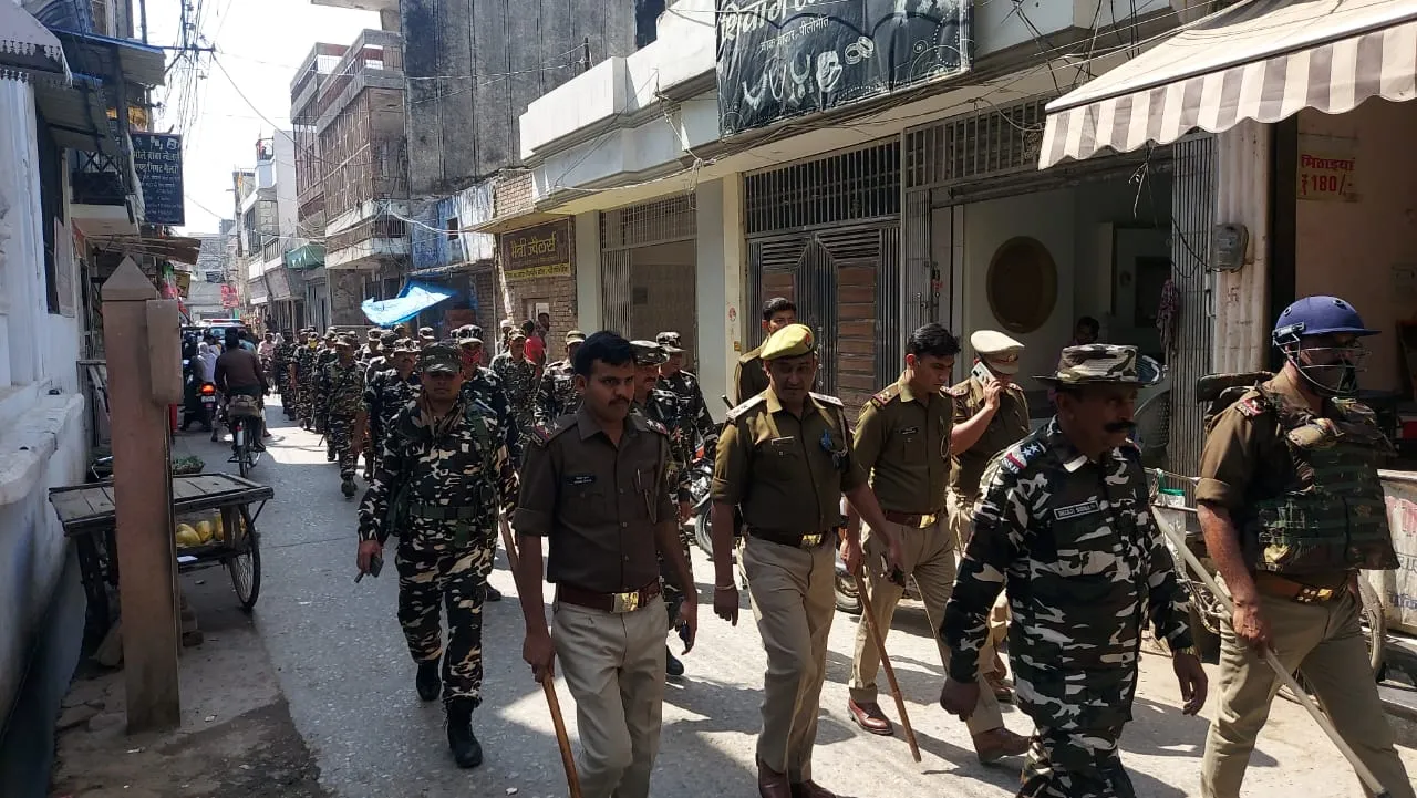  पीलीभीत: एसएसबी जवानों के साथ पुलिस का फ्लैग मार्च