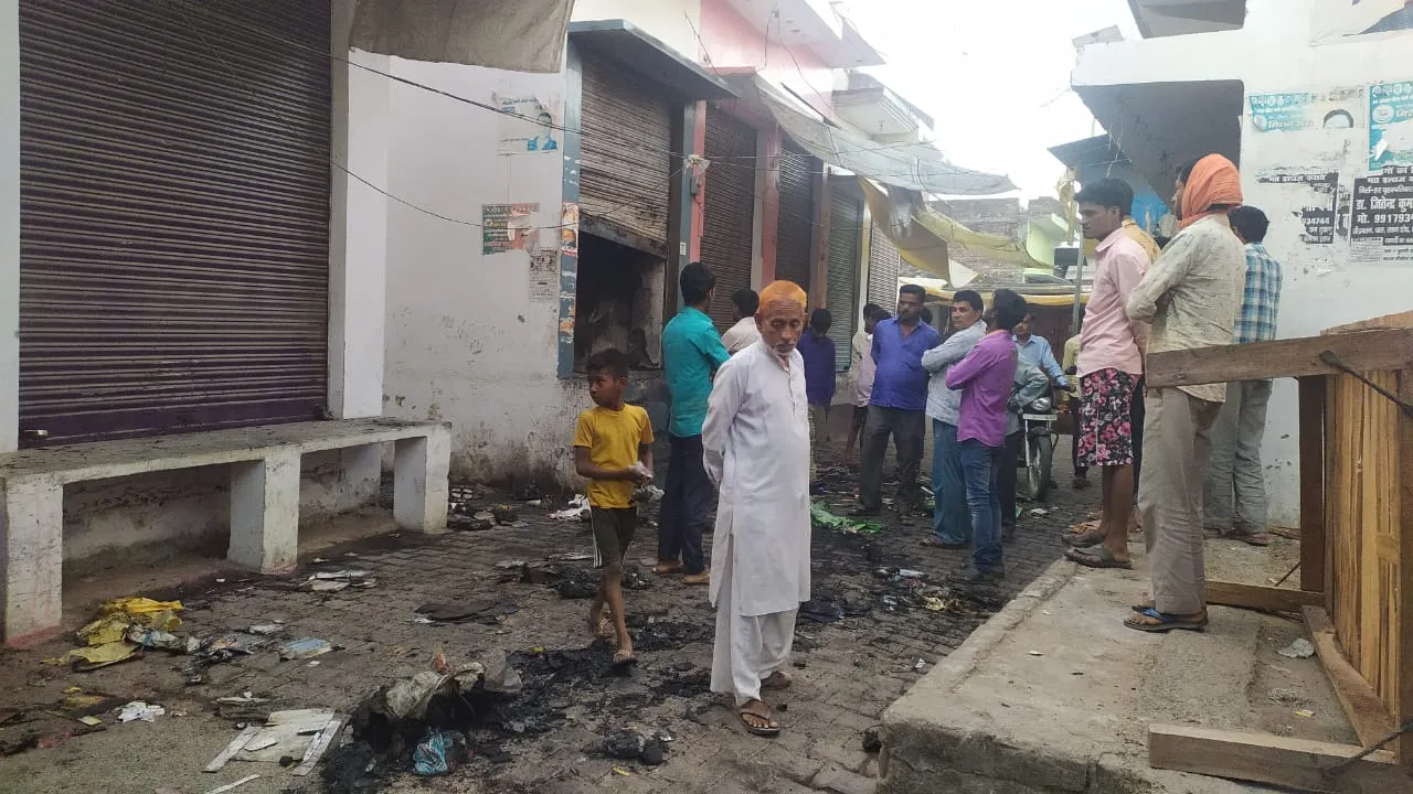 पीलीभीत:  शार्ट सर्किट से किराना दुकान में लगी आग, हड़कंप