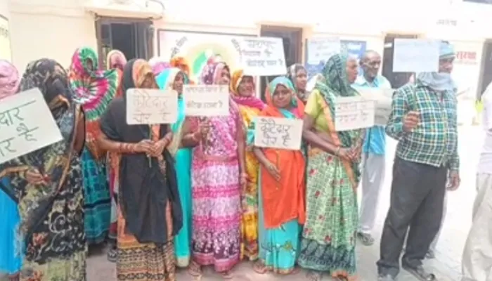 रायबरेली: कोटेदार के विरुद्ध डीएम ऑफिस के सामने ग्रामीणों ने किया प्रदर्शन, लगाया यह आरोप