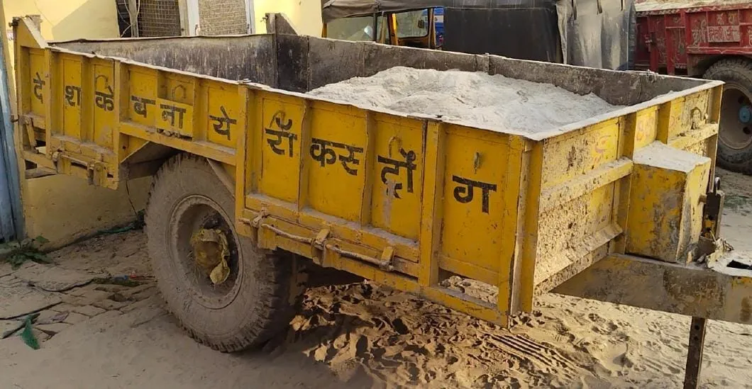 पीलीभीत: खनन की सूचना पर छापा, रेत लदी ट्रैक्टर ट्रॉली पकड़ी