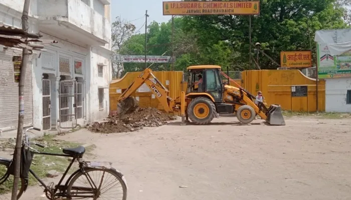 बहराइच: चीनी मिल गेट पर रेलवे का चला बुलडोजर, मुख्य गेट के सामने खोदा गड्ढा