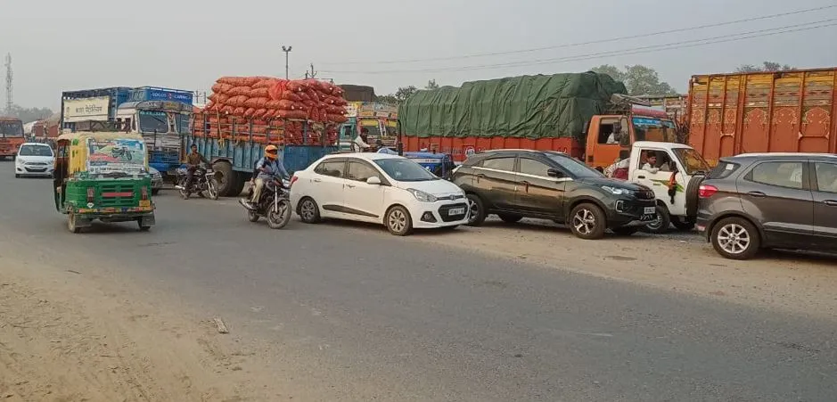 बरेली: ट्रक और बस की भिड़ंत में आधा दर्जन सवारियां घायल