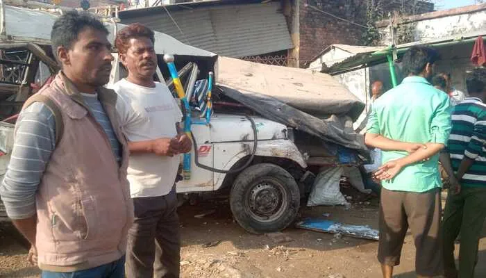 बहराइच: वाहनों को रौंदते हुए पलटा अनियंत्रित ट्रक, तीन घायल