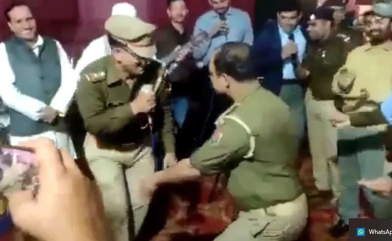 मुरादाबाद: शांतिपूर्ण मतदान होने पर पुलिस ने किया नागिन डांस, वीडियो वायरल