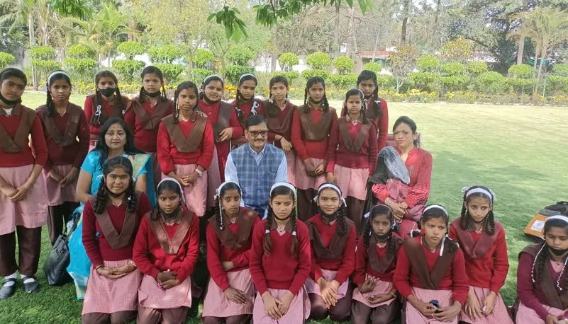 बरेली: डीएम ने स्कूली छात्राओं को पढ़ाई संस्कृत