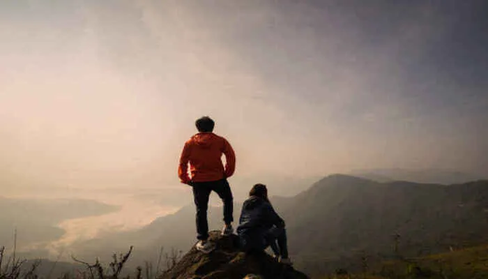 तमाम उम्र मैं इक अजनबी के घर में रहा