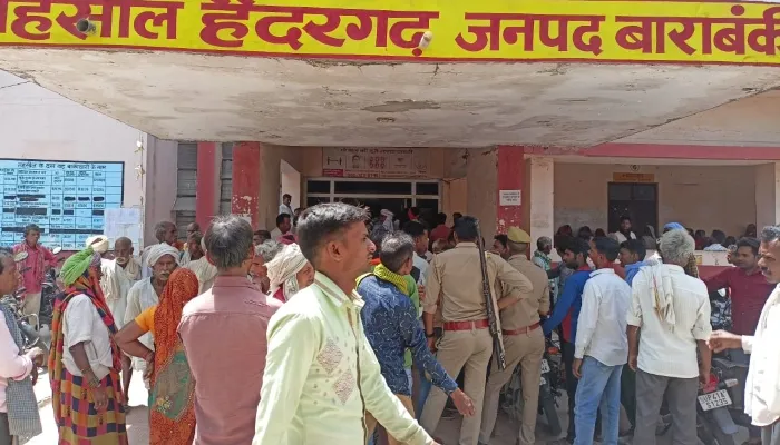 बाराबंकी: औद्योगिक पार्क बनाए जाने के विरोध में किसानों ने किया तहसील का घेराव, तहसीलदार को सौंपा ज्ञापन