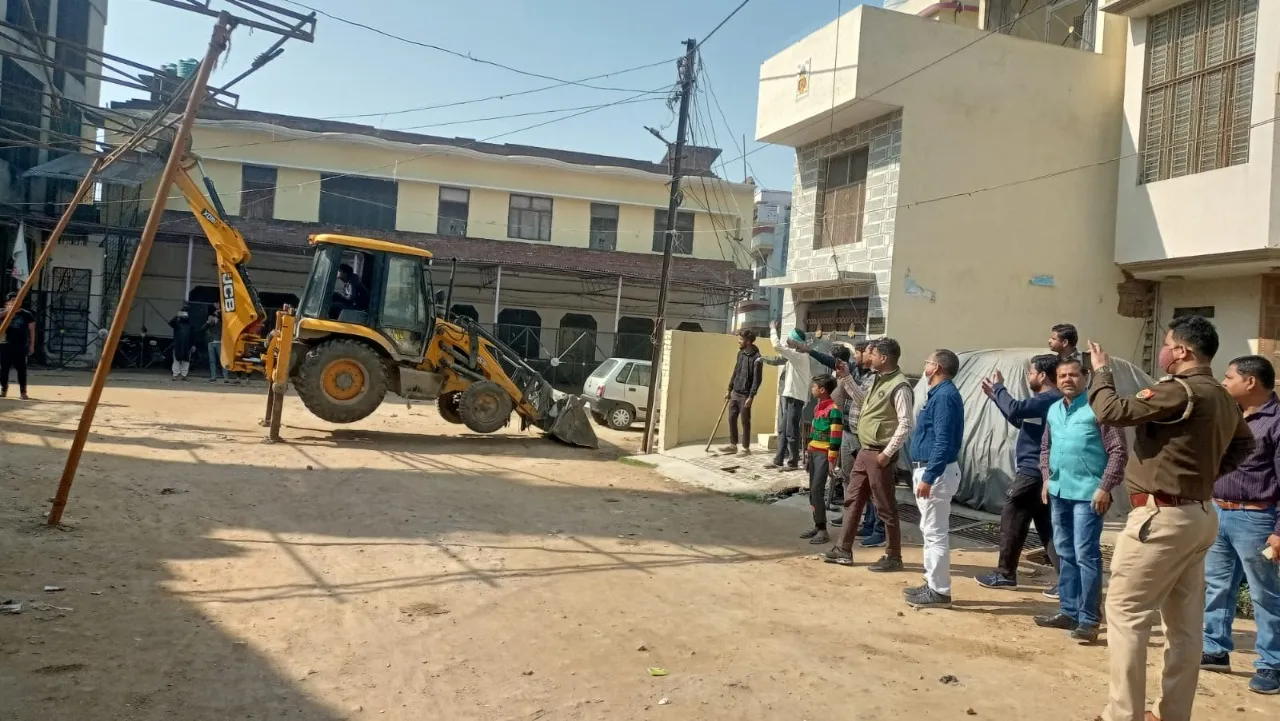 शाहजहांपुर: पालिका प्रशासन ने सार्वजनिक जमीन से हटाया कब्जा