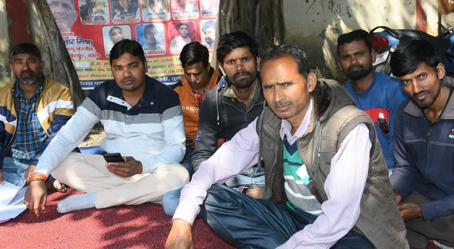 बरेली: वेतन न मिला तो विद्युत संविदा कर्मचारियों का अवकाश में भी धरना