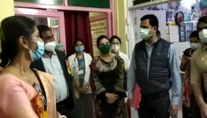 बांदा: जिला अस्पताल का केंद्र की टीम ने लिया जायजा, ग्रेडिंग के लिए भेजी जाएगी रिपोर्ट