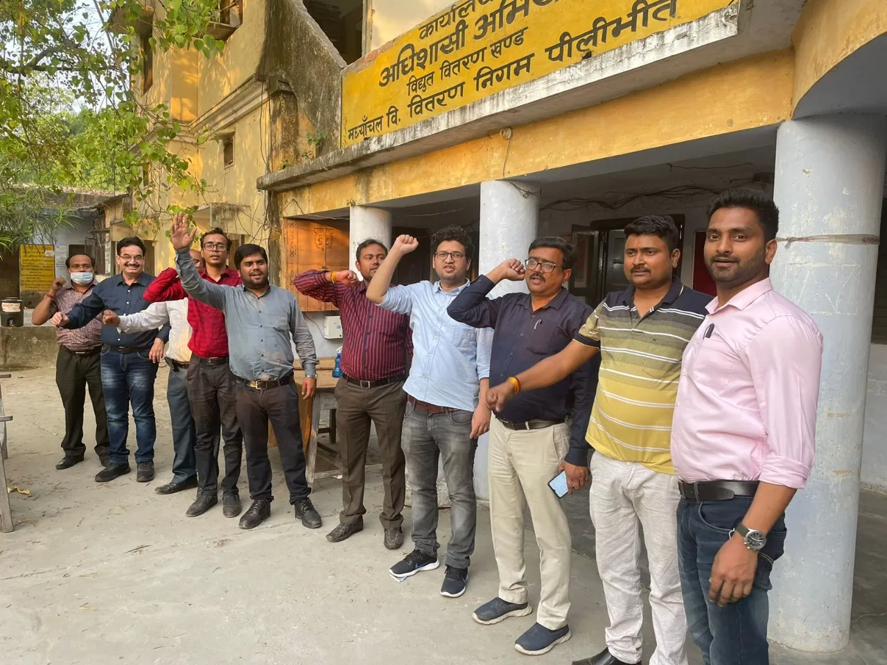  पीलीभीत: भ्रष्टाचार के खिलाफ गरजे पावर कॉरपोरेशन के इंजीनियर