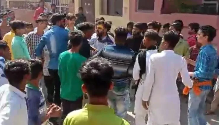 बरेली: तपेश्वर नाथ मंदिर में यात्रा के दौरान युवतियों पर किया कमेंट पास, भीड़ ने मनचलों को जमकर पीटा