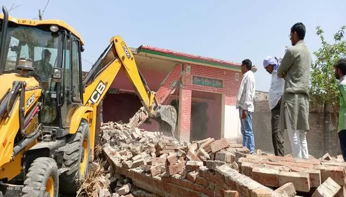 बहराइच: मदरसा और पक्के मकान पर चला बुलडोजर, कब्जा न हटाने पर प्रशासन ने की कार्रवाई