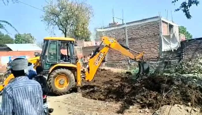 कानपुर: उप जिलाधिकारी का चला बुलडोजर, होलिका दहन की जगह पर अवैध कब्जे को हटाया