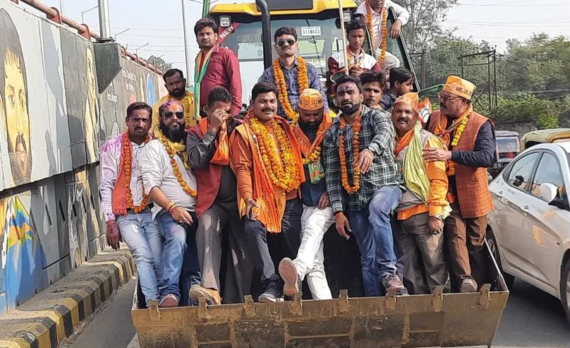 बरेली: भाजपा कार्यकर्ताओं ने बुलडोजर पर सवार हो निकाली विजय यात्रा