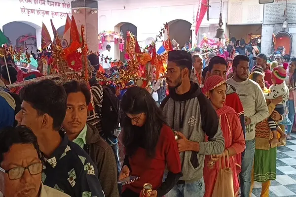 बुलंदशहर: महाशिवरात्रि पर मंदिरों में दिखी रौनक, श्रद्धालुओं ने किया जलाभिषेक