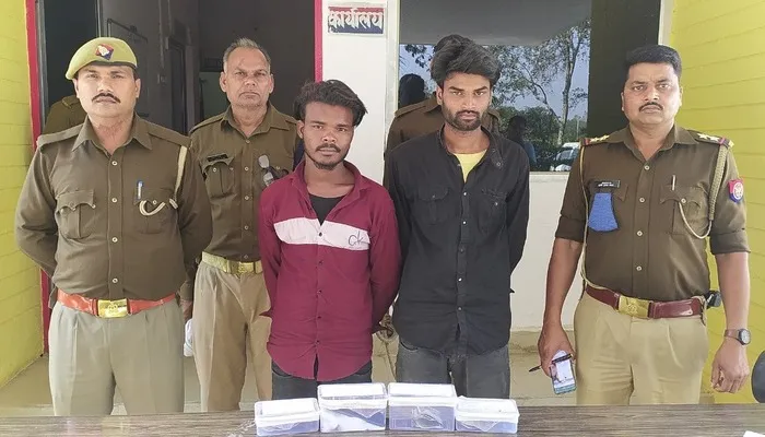 बाराबंकी: दो शातिर लुटेरे हुए गिरफ्तार, पुलिस ने मोबाइल और नकदी सहित बाइक की बरामद