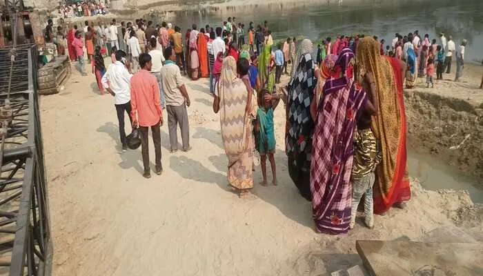बाराबंकी: गोमती नदी में पलटी नाव, दर्जनों लापता, एक का मिला शव