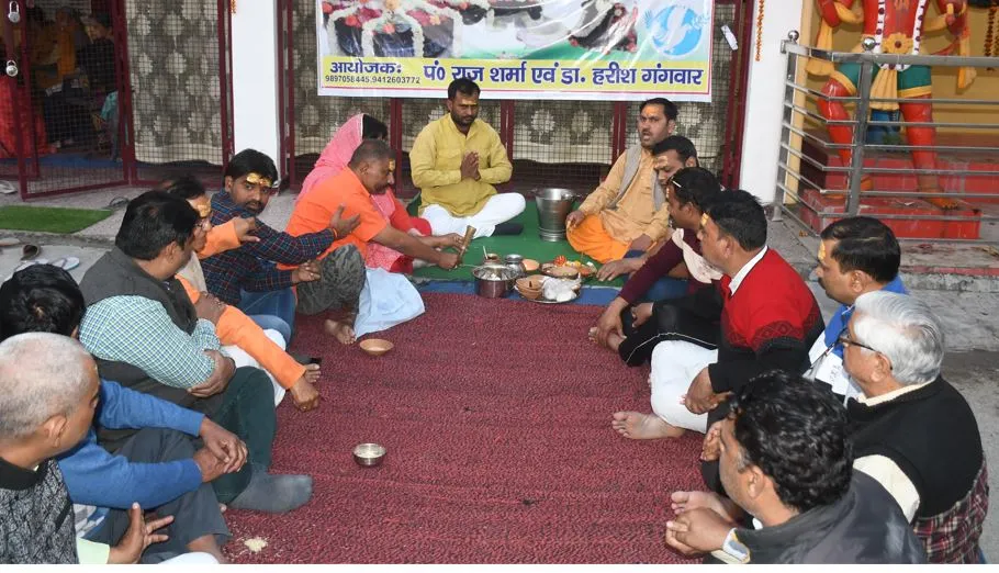 बरेली: यूक्रेन में फंसे लोगों की सकुशल वापसी के लिए शांति पाठ किया