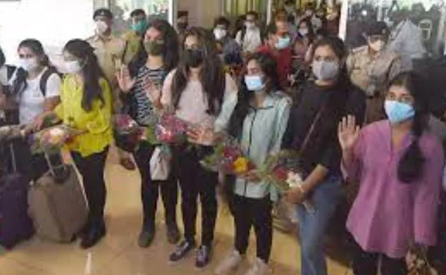 यूक्रेन से निकाले गए भारतीय छात्रों ने याद किए अनुभव, कहा- अपने देश में जीवित लौटना…
