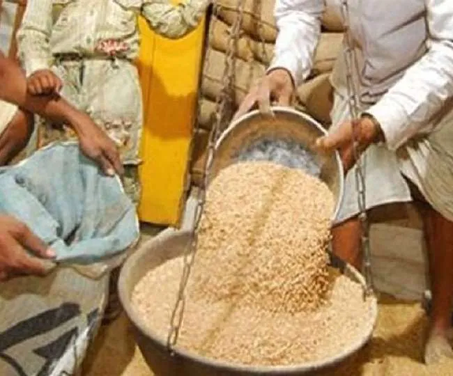  बरेली: राशन उतरता देख लगी लंबी कतार, कोटेदार दुकान बंद करके भागा