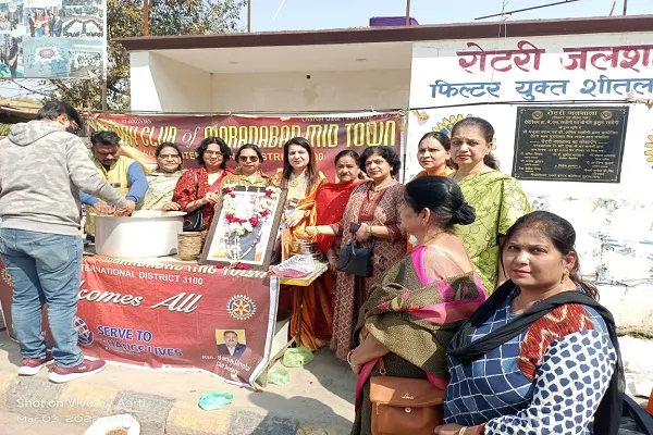 मुरादाबाद : रोटरी क्लब ने राहगीरों को खिलाया भरपेट खाना