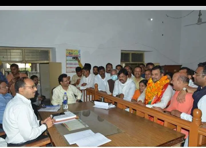 लखीमपुर-खीरी: भाजपा व सपा प्रत्याशी ने एमएलसी के लिए दाखिल किया नामांकन