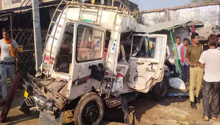 बहराइच: सड़क किनारे खड़े वाहनों पर चढ़ा अनियंत्रित ट्रक, क्षतिग्रस्त हुए छह वाहन