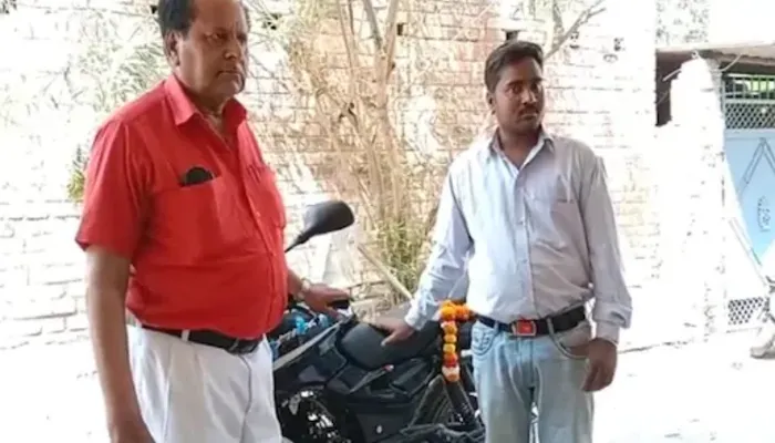 विधानसभा चुनाव में अतरंगी शर्त लगाने वाला सपा समर्थक हुआ खुश, अखिलेश यादव के दिए पैसों से खरीद ली बाइक