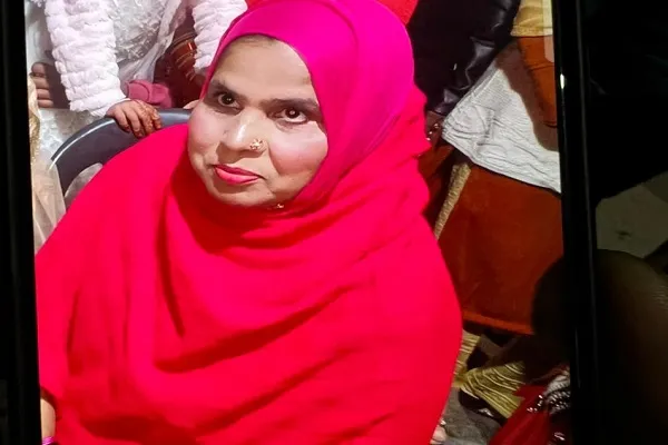 मुरादाबाद : बेकाबू कार ने बाइक में मारी टक्कर, महिला की मौत, बेटी-बेटा घायल