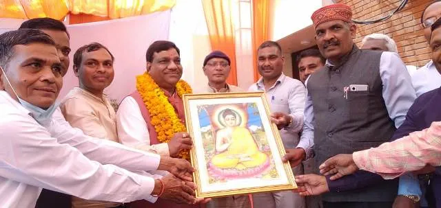 बरेली: विधायकों को गौतम बुद्ध की प्रतिमा देकर किया सम्मानित