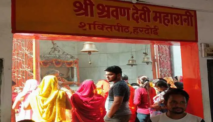 हरदोई: शीतला अष्टमी पर मंदिरों में लगी महिलाओं की भारी भीड़, पूजन कर मांगा धन-धान्य का आशीर्वाद