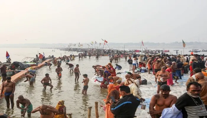 प्रयागराज: महाशिवरात्रि के मौके पर लाखों श्रद्धालुओं ने लगाई संगम में डुबकी