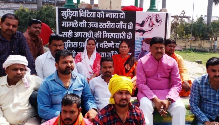 अयोध्या: धरने पर बैठी समाजसेविका को मिला समाजवादी पार्टी का समर्थन, धरना स्थल पर पहुंचे सपा नेता