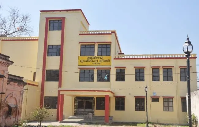 पीलीभीत:  साठगांठ से दो विभागों में काम कर रहे लिपिक का संबद्धीकरण निरस्त