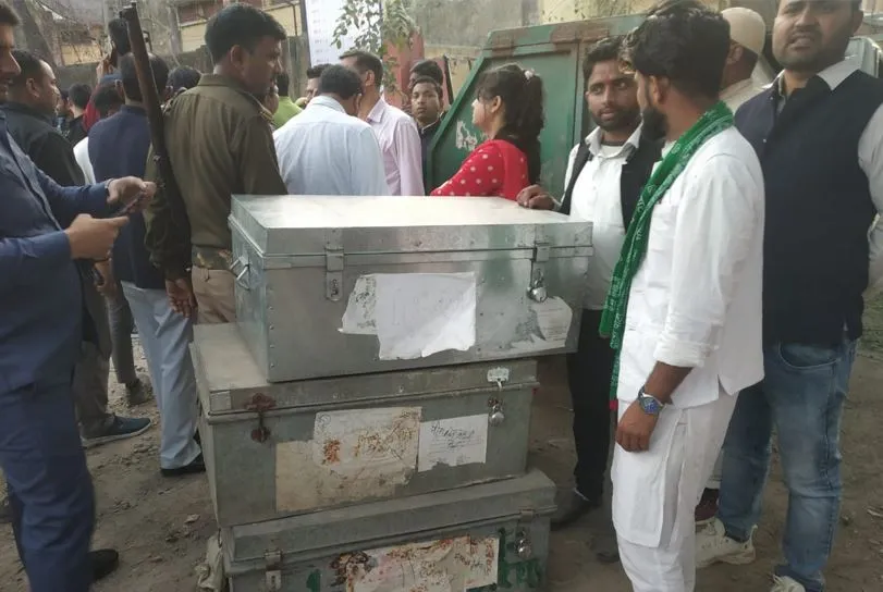 बरेली: परसाखेड़ा वेयर हाउस पर खाली बैलेट पेपर लेकर आई गाड़ी, सपाइयों का हंगामा