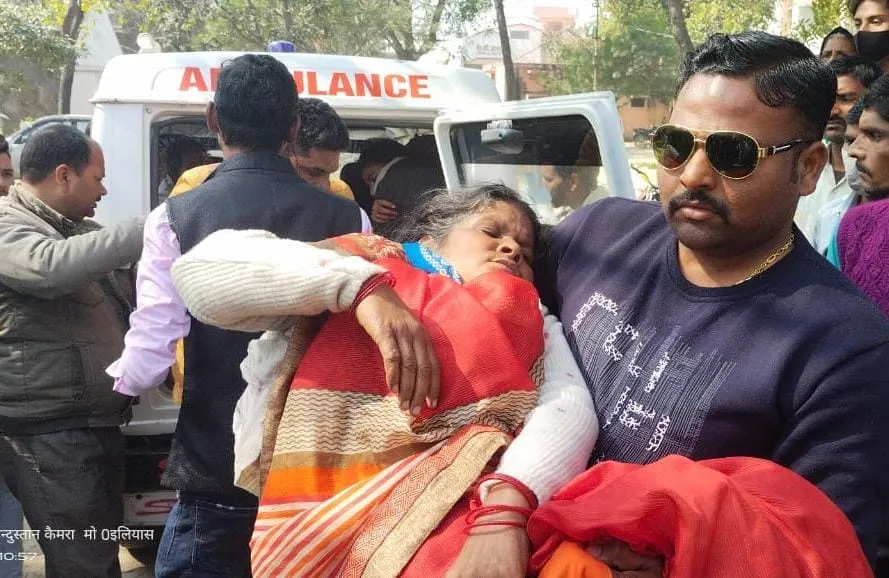  मोहम्मदी-खीरी: तेज रफ्तार रोडवेज की अनुबंधित बस पलटी, 19 यात्री घायल