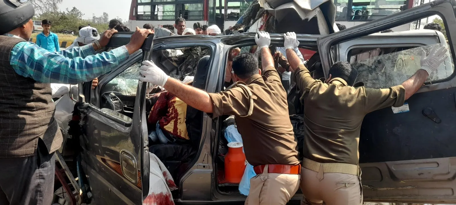 बदायूं: रोडवेज बस में घुसी ईको कार, चार की मौत, 8 घायल
